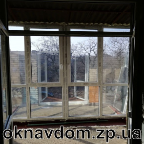 Французский балкон с двухстворчатой дверью, часть комнаты