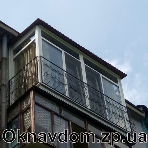 Французский балкон с расширением плиты с ковкой