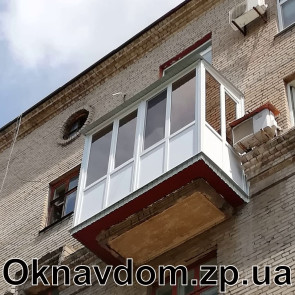 Французский балкон с расширением по плите в Запорожье. Для увеличения площади балкона, были забиты швеллера в несущую стенку и таким образом была сделана независимая плита, т.е. новый балкон стоит на швеллерах и на старую плиту нет никакой нагрузки. Швеллера снизу обварены металлом, сделан каркас под независимую крышу из профнастила. Остекление частично с рефлекторным стеклом цвета Bronza.
