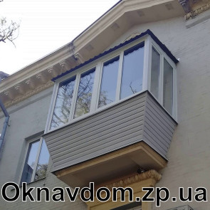 Балкон под ключ в Запорожье в полнометражном доме. Сделана разварка балкона во все стороны под подоконник 400мм и каркас под независимую крышу из керамопласта под черепицу. Установлена м\п рама из профиля rehau 60 на немецкой фурнитуре Roto, остекление по всему периметру балкона с открывающимися боковушками. Балкон обшит снаружи серым сайдингом. Сделан пол из деревянных лаг и OSB плиты, утеплен пенопластом, сверху линолеум. Потолок утеплен пенопластом и обшит пластиком.