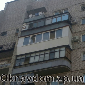 Балкон под ключ в 14-ти этажке Запорожье. Разварка шести метрового балкона с выносом вперед, качественный козырек из керамопласта. Наружная обшивка выбрана профнастил, т.к. высокий этаж , а профнастил выдерживает лучше ветровые нагрузки. Металлопластиковое окно 6 частей, два открывания.