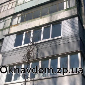 Балкон под ключ 6м в 9-ти этажке в Запорожье. В случае когда перила это бетонная плита, целесообразнее сделать разварку короткая косынка- когда зашивается только часть где сделан вынос. Обшивка сайдинг, бетонную плиту покрасили по желанию клиента. Пластиковые окна на балкон из 5частей, два открывания достаточно для мытья окон. По бокам зашивка сайдингом под шкафы.