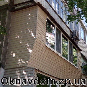 Балкон под ключ 6м в 9-ти этажке в Запорожье. Сделан демонтаж бетонных плит, разварка с выносом под подоконник. Обшивка сайдинг. Пластиковые окна Steko на балкон из 5частей, два открывания достаточно для мытья окон. По бокам зашивка сайдингом под шкафы. Козырек бесшумный керамопласт.