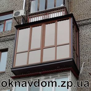 Французский балкон из ламинированного профиля rehau в массе с тонированным стеклопакетом.