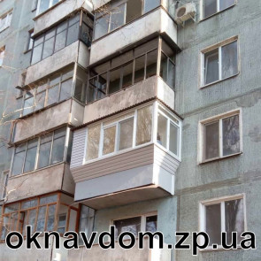 Балкон в 9-ти этажке с разваркой под подоконник (короткая косынка) в Запорожье. В случае когда перила это бетонная плита, целесообразнее делать разварку короткая косынка- когда зашивается только часть где сделан вынос. Обшивка сайдинг. Разварка под подоконник вперед и вбок. Установлен бесшумный козырёк из керамопласта. Пластиковые окна на балкон г-образно, фасадная часть с двумя открываниями, боковое окно с открыванием для помыть и обслуживания кондиционера.