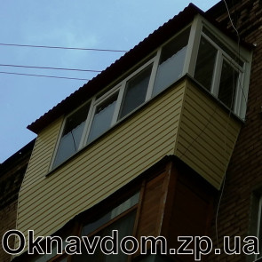 Балкон под ключ в Запорожье. Разварка балкона с выносом вперед и в сторону где боковое окно. Обшивка сайдинг, крыша бесшумная из керамопласта. Г-образное остекление балкона из профиля Steko