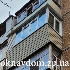 На балконе выполнен демонтаж старого балкона, сделан новый каркас с разваркой под подоконник, обшивка сайдинг, г-образное остекление, внутрення обшивка пвх бесшовный с утеплением.