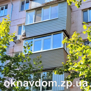 Балкон под ключ в 5ти этажке, сделан новый каркас с разваркой под подоконник, обшивка сайдинг, бесшумный козырек из керамопласта. Остекление п-образное, с открывными боковыми окнами, горизонтальные импоста для удобства пользования бельевой сушилкой.