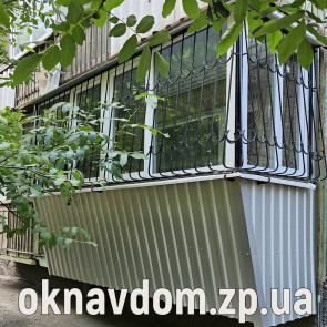 Балкон с разваркой под подоконник в Запорожье, обшивка наружная профнастил, решетка.