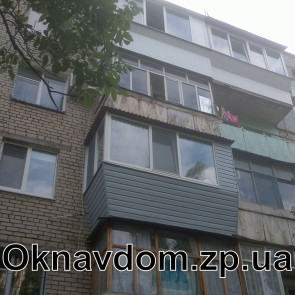 Балкон под ключ в кирпичной хрущевке Запорожье. Разварка с выносом вперед и в сторону под подоконник 350мм, обшивка наружная сайдинг, козырек керамопласт. Остелкение балкона г-образное из профиля Rehau 60, одна часть зашита под шкаф.